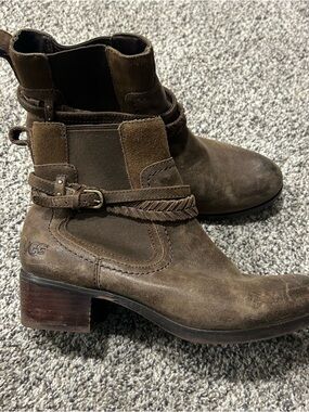 UGG Boots Womens Size 7.5 Krewe Brown Leather Adjustable Buckle Strap Biker